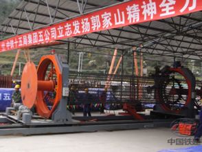 陕西省公路界首台钢筋笼滚焊机亮相十天高速