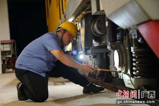 柳州供电段利用 滚动天窗 确保双节铁路安全
